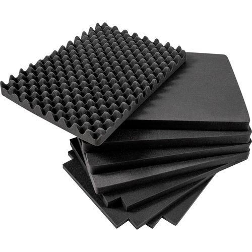 Stapel von schwarzen Schaumstoffmatten, überwiegend mit welligem Design, die zur Schalldämpfung oder Verpackung genutzt werden.